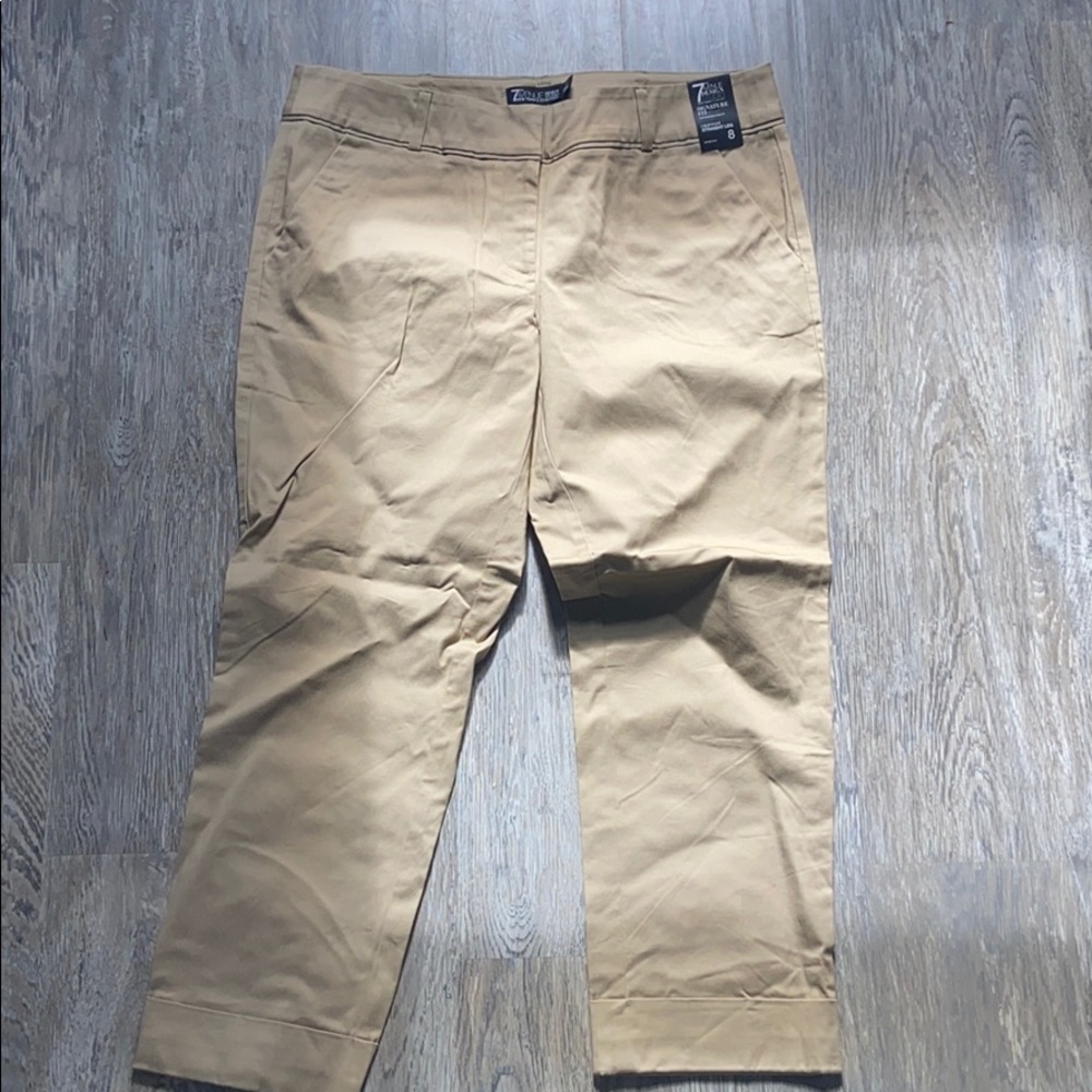Brand new size 8 NY&C cropped straight legs khakis